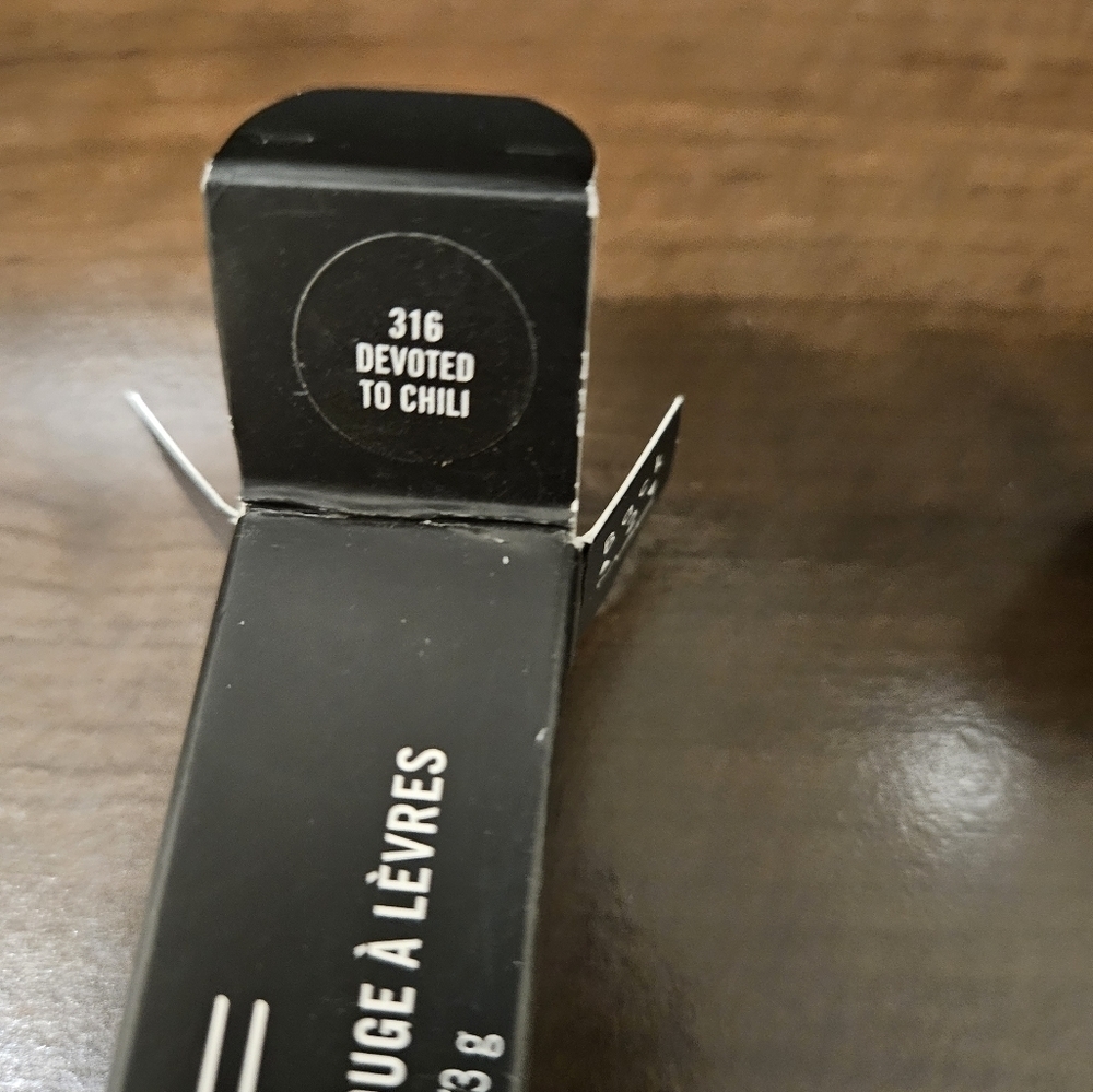 Mac POWDER KISS LIPSTICK in Devoted to Chili 316 (NIB) - Picture 3 of 4